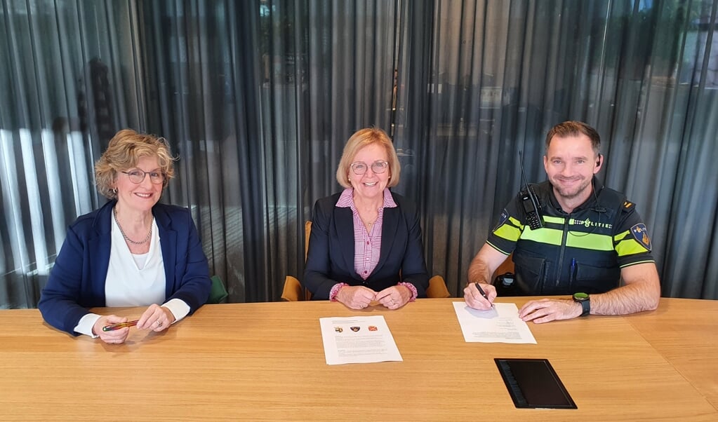 Burgemeester Corry van Rhee-Oud Ammerveld, burgemeester Marijke van Beek en Amir Buco, teamchef van de politie.