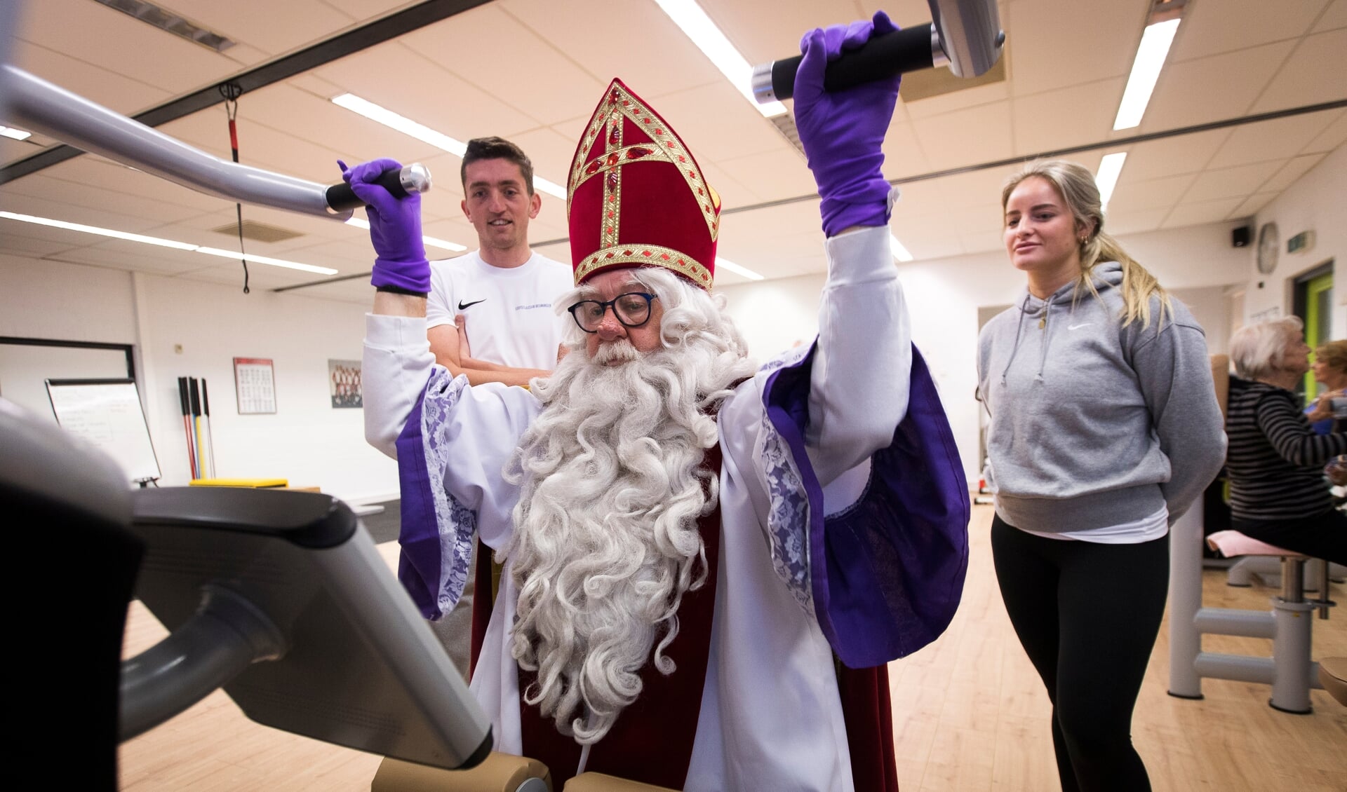 Sinterklaas doet oefeningen bij Fysiotherapie De Hofstede. 