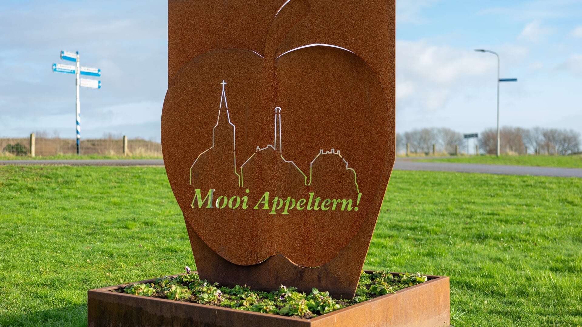 Een van de vijf kunstwerken in Appeltern met als titel Mooi Appeltern!