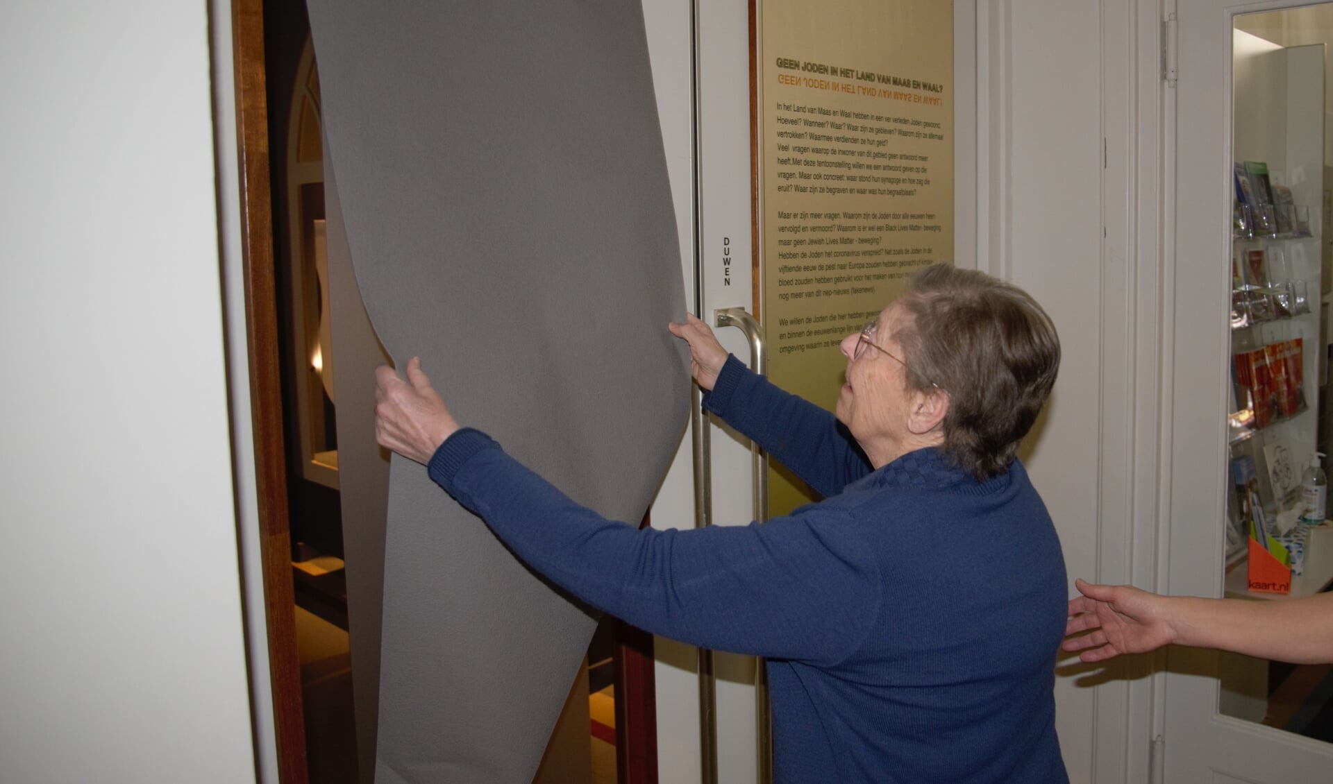 De weduwe van Therus van Sommeren onthult de naam van de zaal in Museum Tweestromenland: de Therus van Sommerenzaal.  