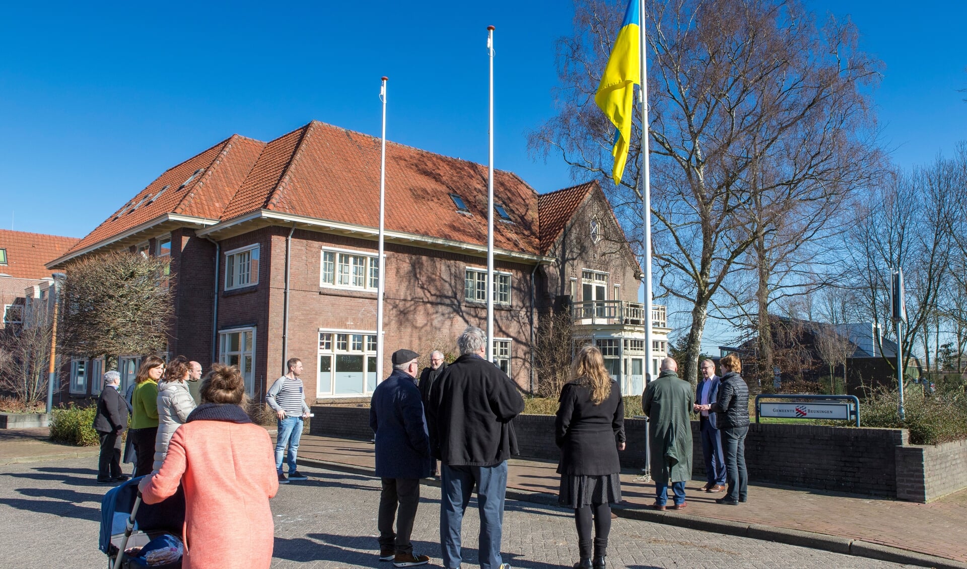 Vlag van Oekraïne wordt gehesen bij gemeentehuis Beuningen.
