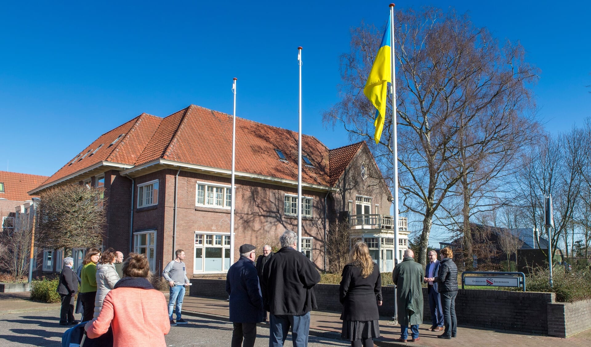 Vlag van Oekraïne wordt bij gemeentehuis Beuningen.