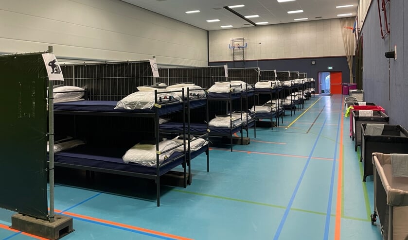 <p>Impressie van de crisisnoodopvang in sporthal De Tinnegieter.</p>