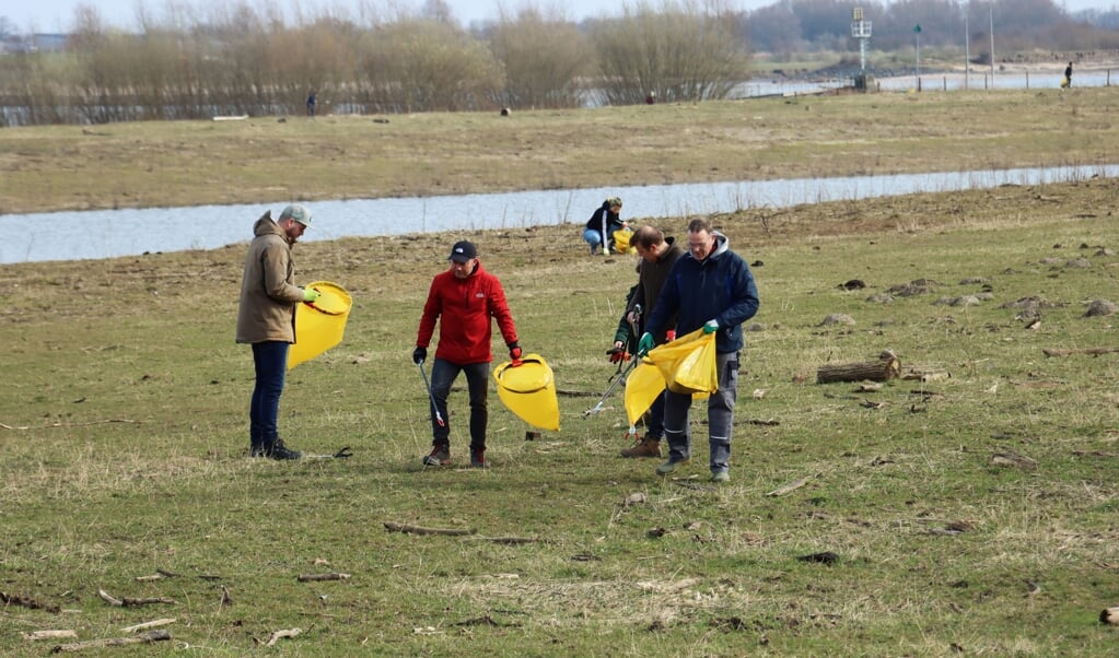 De Zwerfafvalbrigade Lauwe schoon.