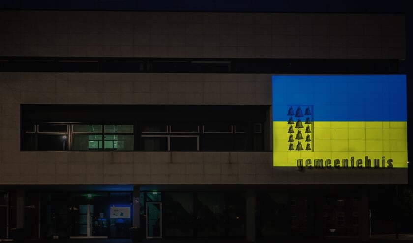Gemeentehuis verlicht met vlag Oekraïne  