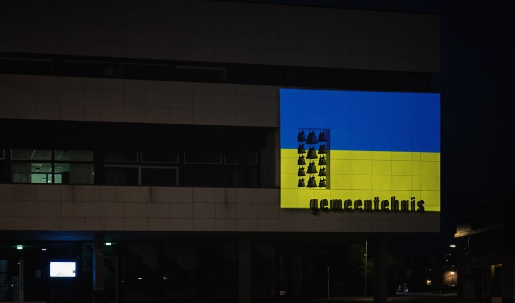 Gemeentehuis verlicht met vlag Oekraïne