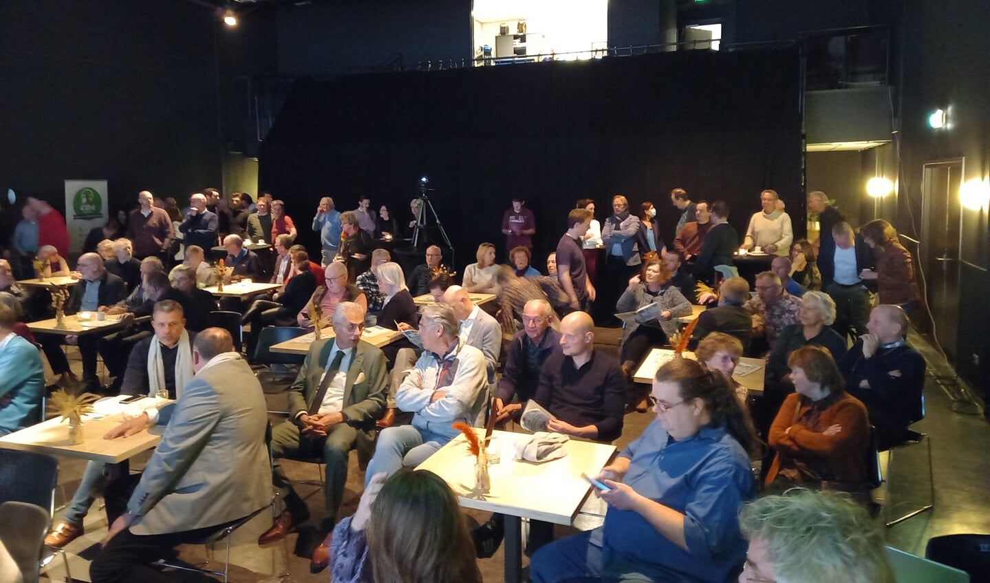 Ruim honderd geïnteresseerden volgden in De Bogerd het Verkiezingsdebat.