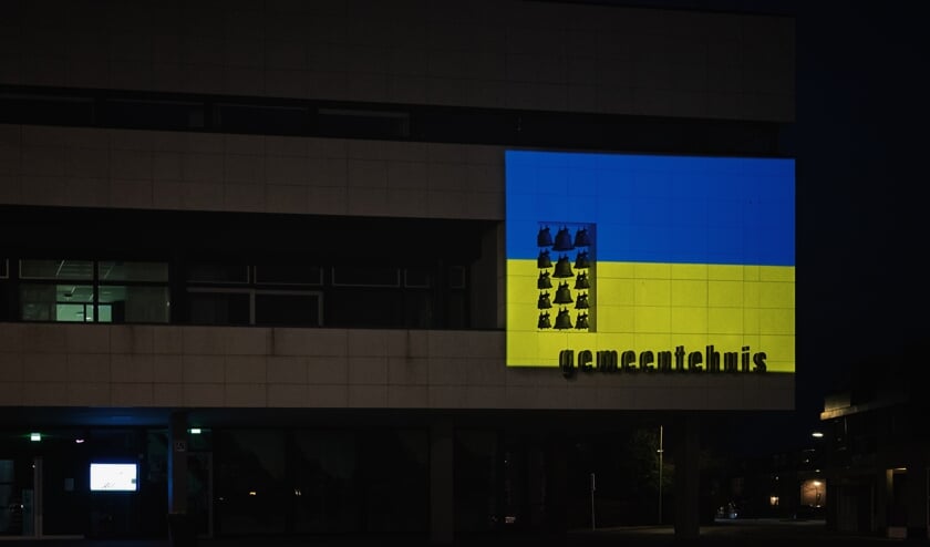 <p>Gemeentehuis verlicht met vlag Oekraïne</p>  