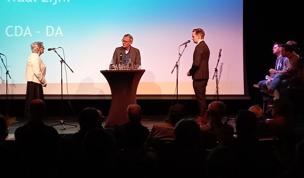 Anita Smits-de Kinkelder (CDA) in debat met Thye van Dinteren (Dorpslijst Afferden). In het midden presentator Eric Reijnen Rutten.