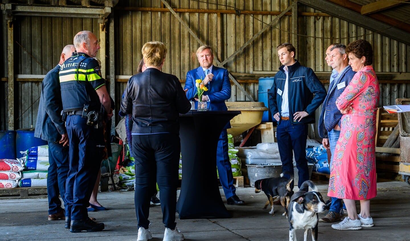 Koning Willem-Alexander in gesprek met burgemeester Daphne Bergman en familie Verploegen in Winssen