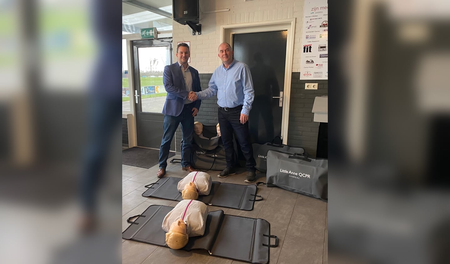 Wethouder Rob Reuvers feliciteert de Stichting AED Rivierenland met haar nieuw lesmateriaal