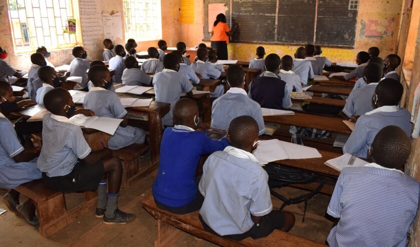 Kinderen krijgen les in Oeganda.  