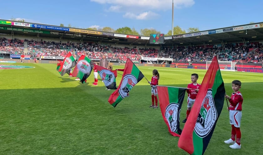 Jeugdleden DIO'30 vlaggen bij N.E.C. - Ajax.  