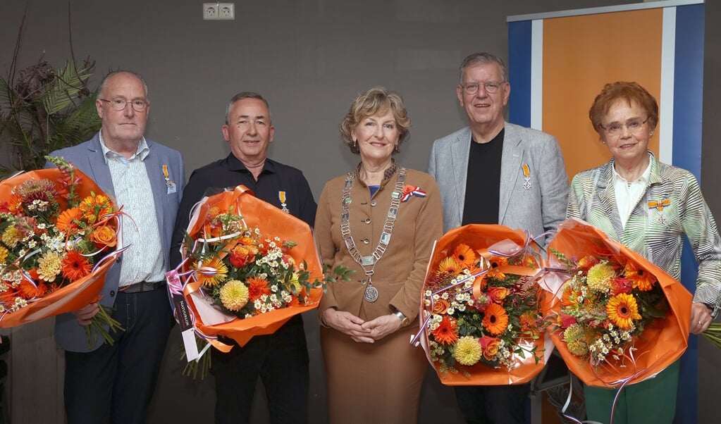 vlnr.: Jan Hijmans, Gerard Lamers, burgemeester Corry van Rhee-Oud Ammerveld, Bert Martens en Bets Janssen-Verhoeven.
