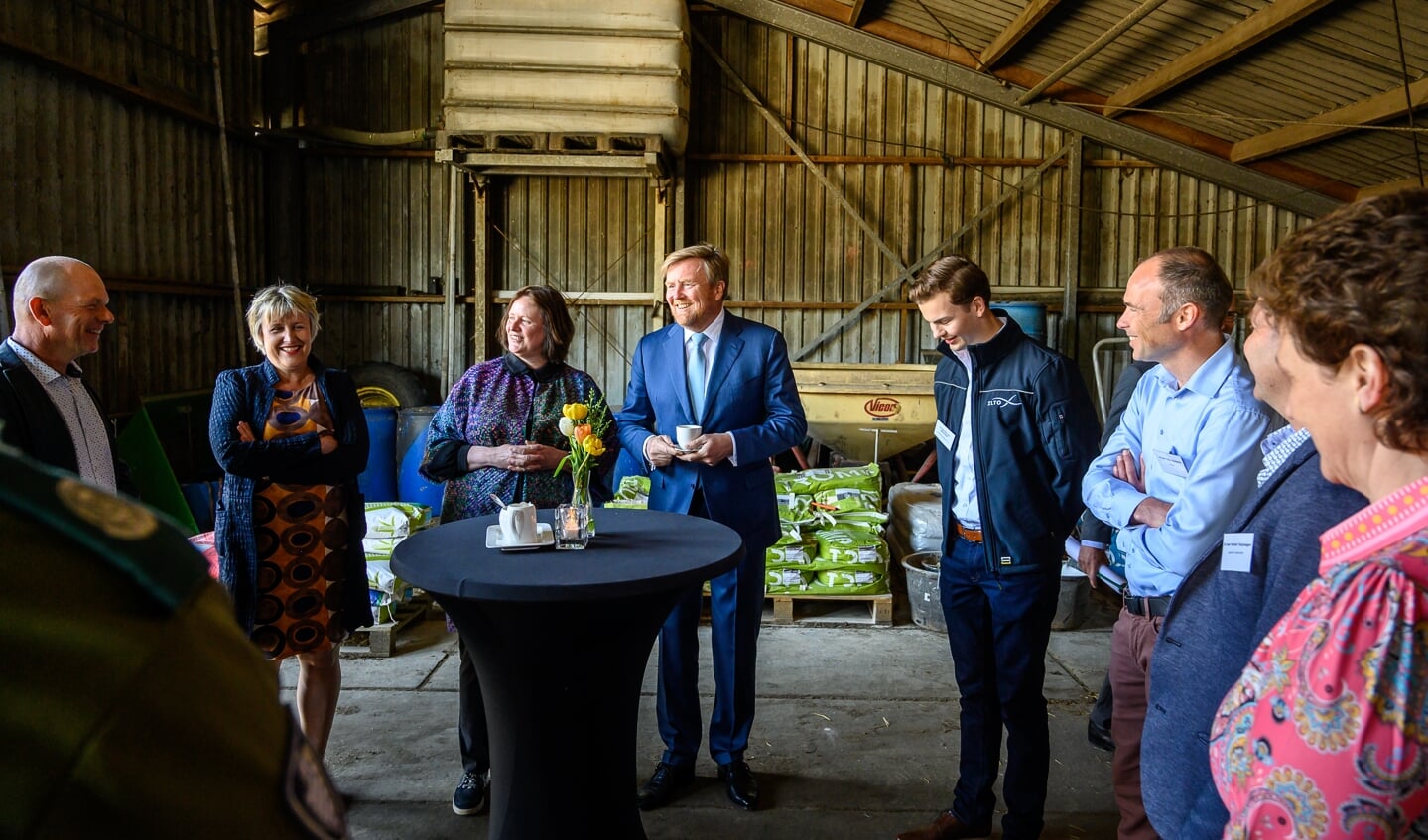 Koning Willem-Alexander in gesprek met burgemeester Daphne Bergman en familie Verploegen in Winssen
