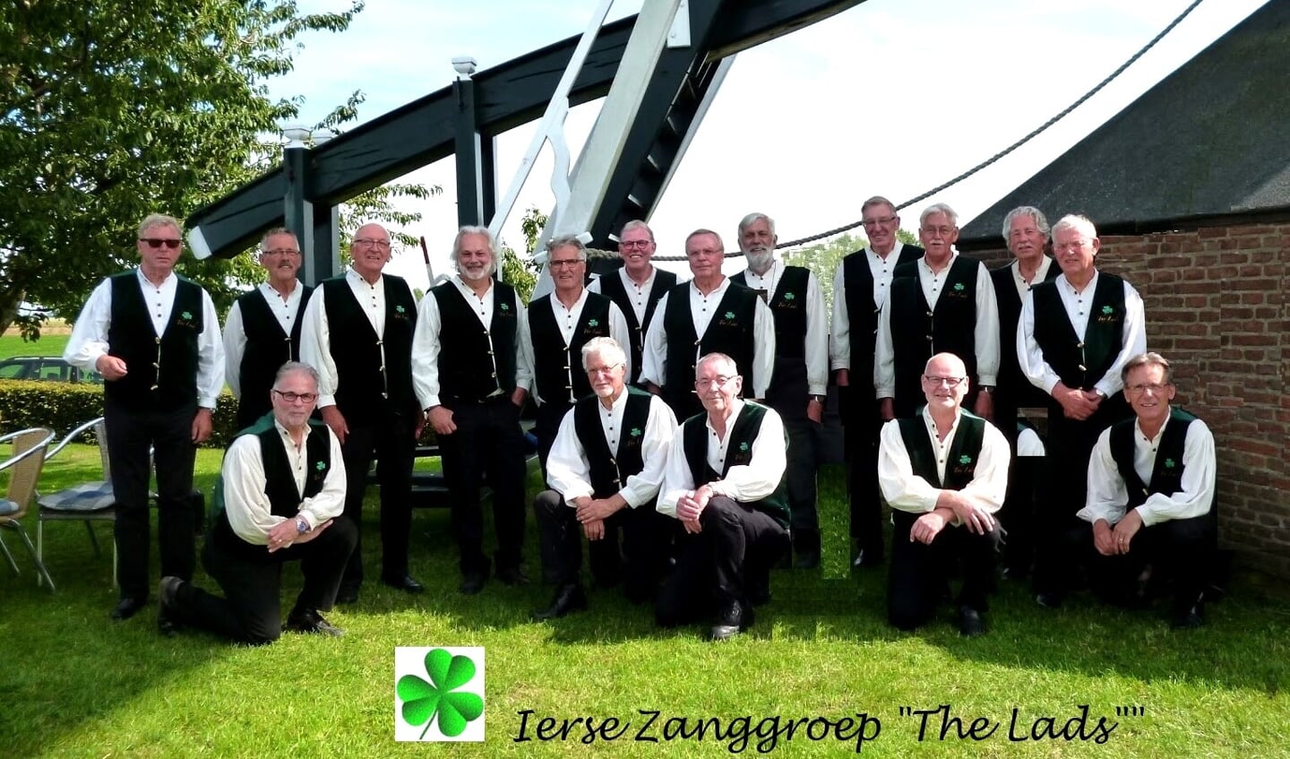 Leden van de Iers- en Engelstalige zanggroep.