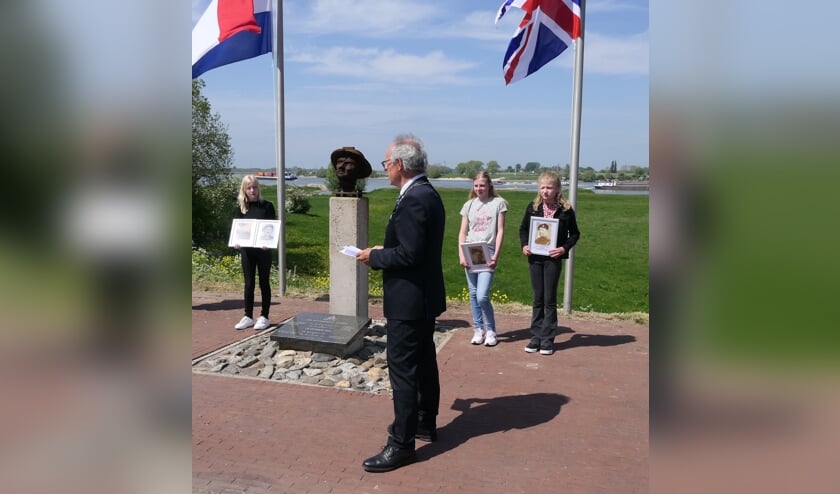 Herdenking bij het “Hadwin & Stopher Memorial” bij Fort St. Andries in Heerewaarden.