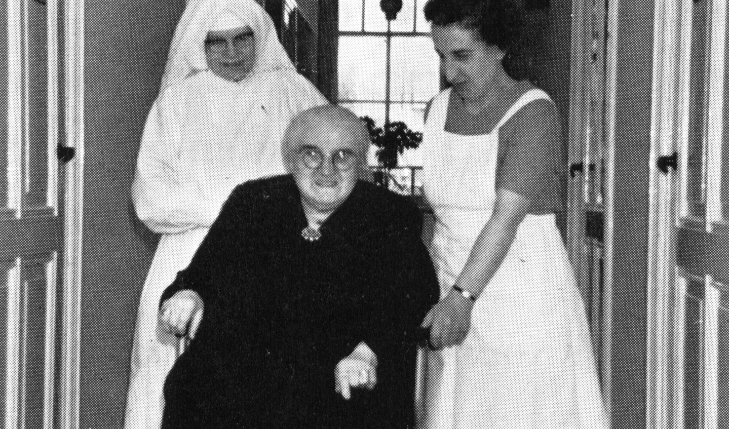 Zuster Amabilis met een bejaarde dame