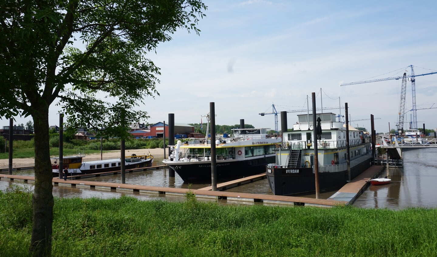 Cruiseschip voor Oekraïense vluchtelingen komt aan bij de Veerdam Druten 