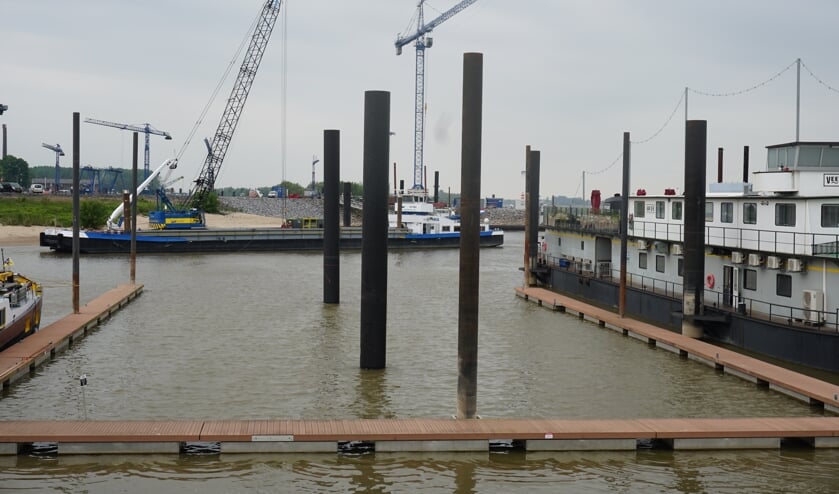 Werkzaamheden in de haven van Druten voor de komst van vluchtelingen uit Oekraïne.