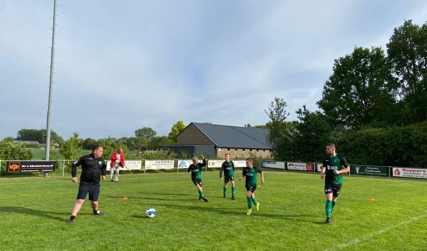 Vrijwilliger Ben Rouwhorst (rode jas) en enkele clubleden.