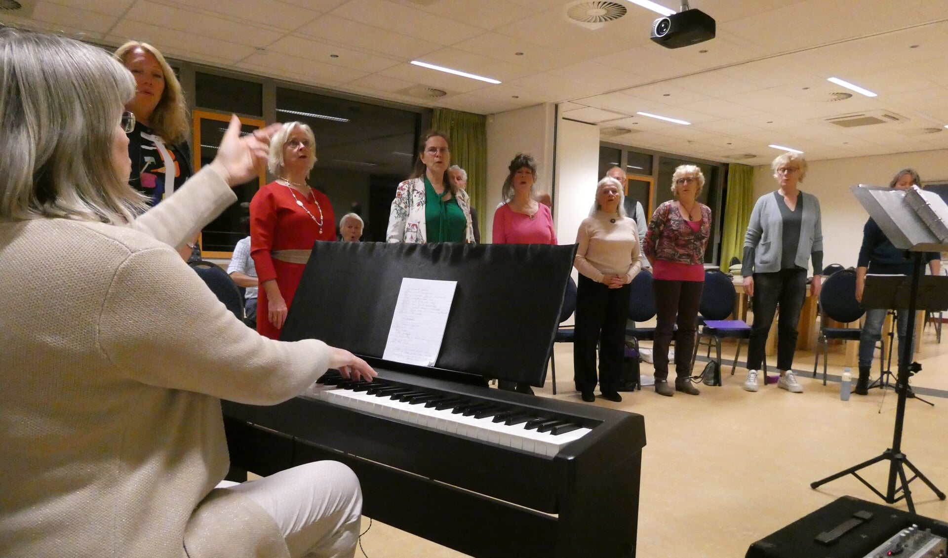 Een repetitie van het Bergharens Kioskkoor. 