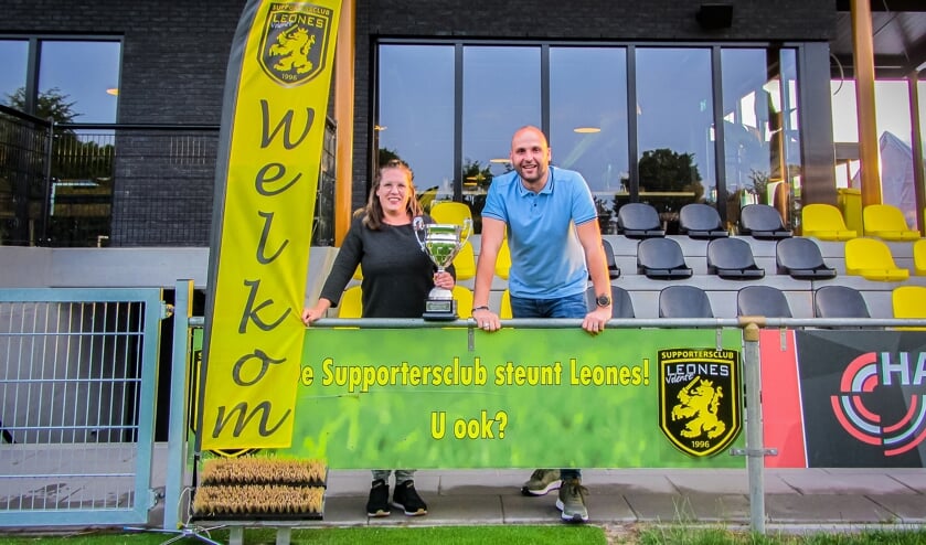 Esmee Boone en Ivo van de Heuvel, voorzitter en penningmeester/secretaris van de Supportersclub Leones.  