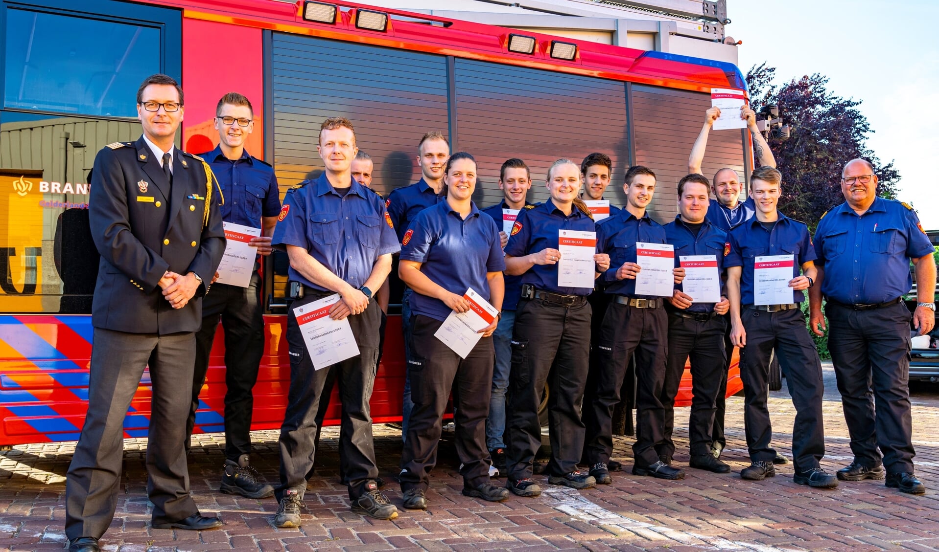 De trotse nieuwe jeugdbrandweerleiders van de Veiligheidsregio Gelderland-Zuid. 
