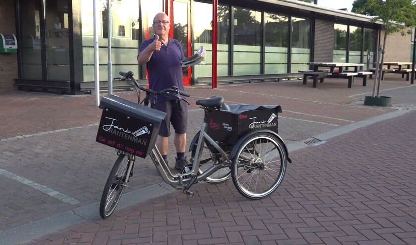 Jan 'de krantenman' Lamers met zijn nieuwe fiets.   