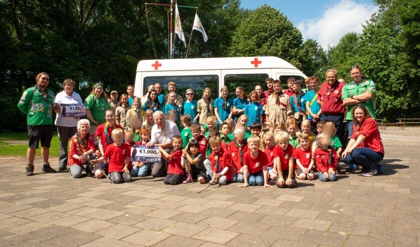 Uitreiking cheques aan Het Rode Kruis.