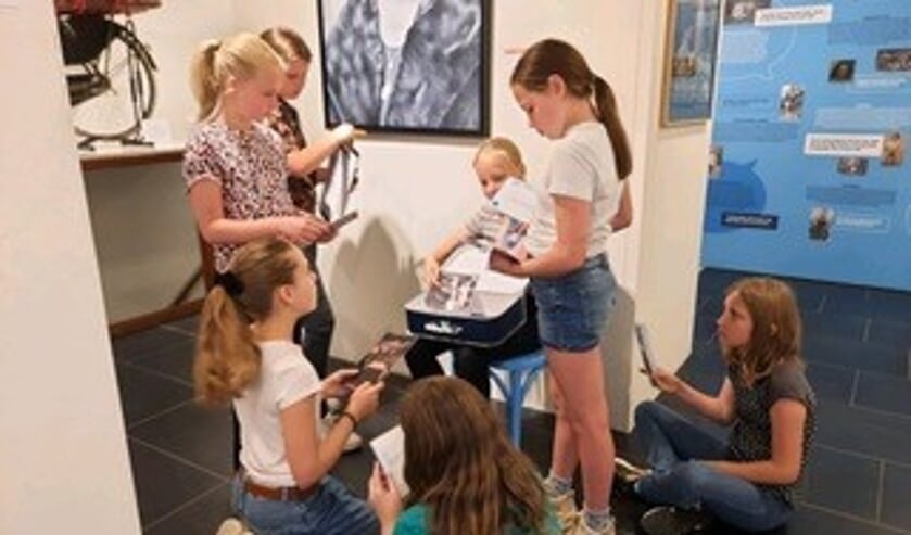 Basisschoolkinderen op bezoek bij Museum Tweestromenland.