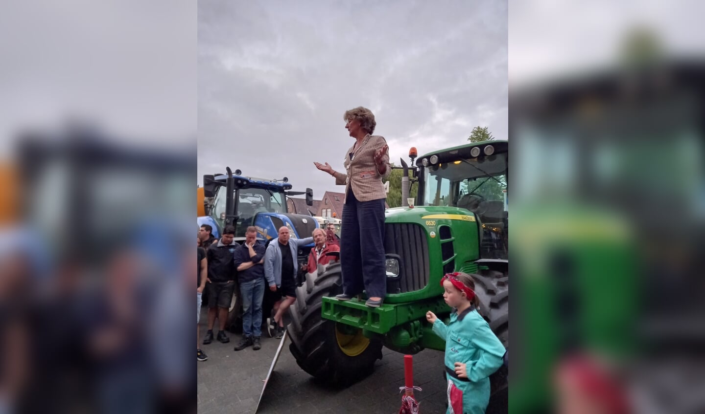 Het boerenprotest in Druten. Burgemeester Corry van Rhee-Oud Ammerveld spreekt hen toe.