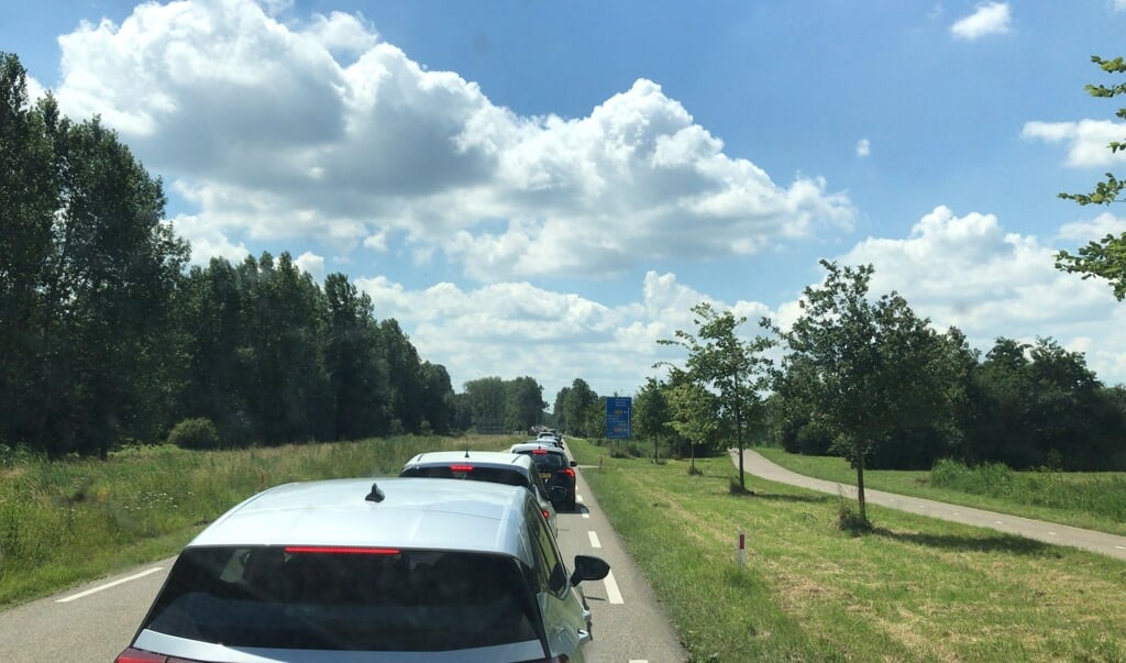 De Deestersteeg tussen Deest en de N322.