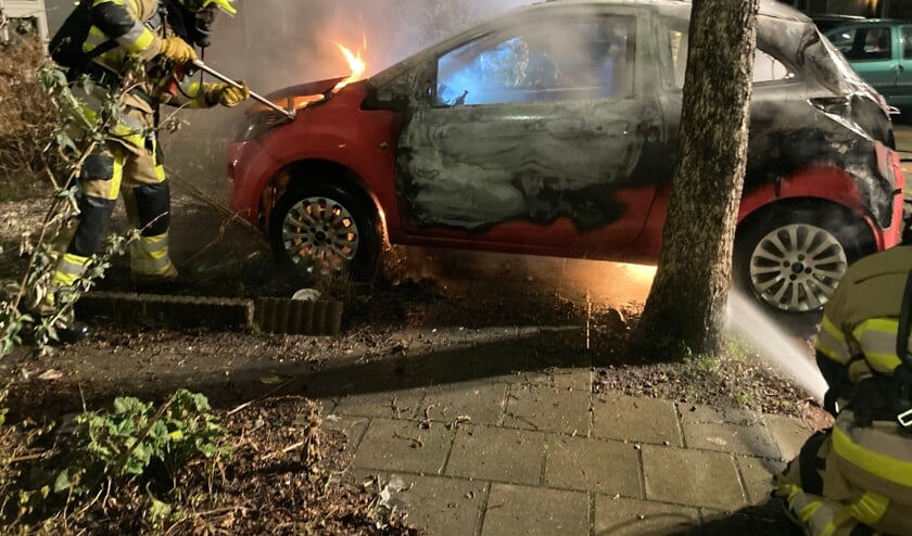 Brandweer blust een rode auto  