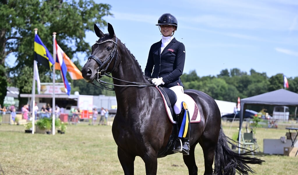 Febe van Zwambagt op haar paard Kehinde tijdens de Gelderse Kampioenschappen