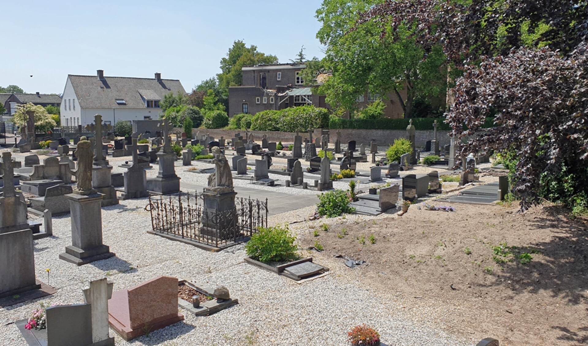 De begraafplaats bij de Sint-Christoffelparochie in Wamel.