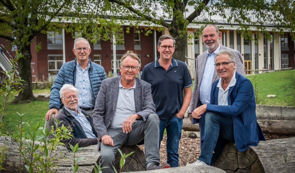 Bestuur herensociëteit Lauwe, v.l.n.r.: Gerrit Sepers, Chris van Oijen, André Lemmers, Jos van Wamel, Albert Hol en Rinus van Oss.
