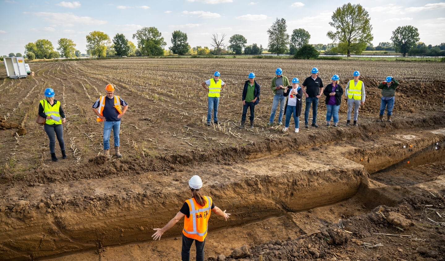 Kijkmoment bij archeologisch onderzoek uiterwaard Maasbommel