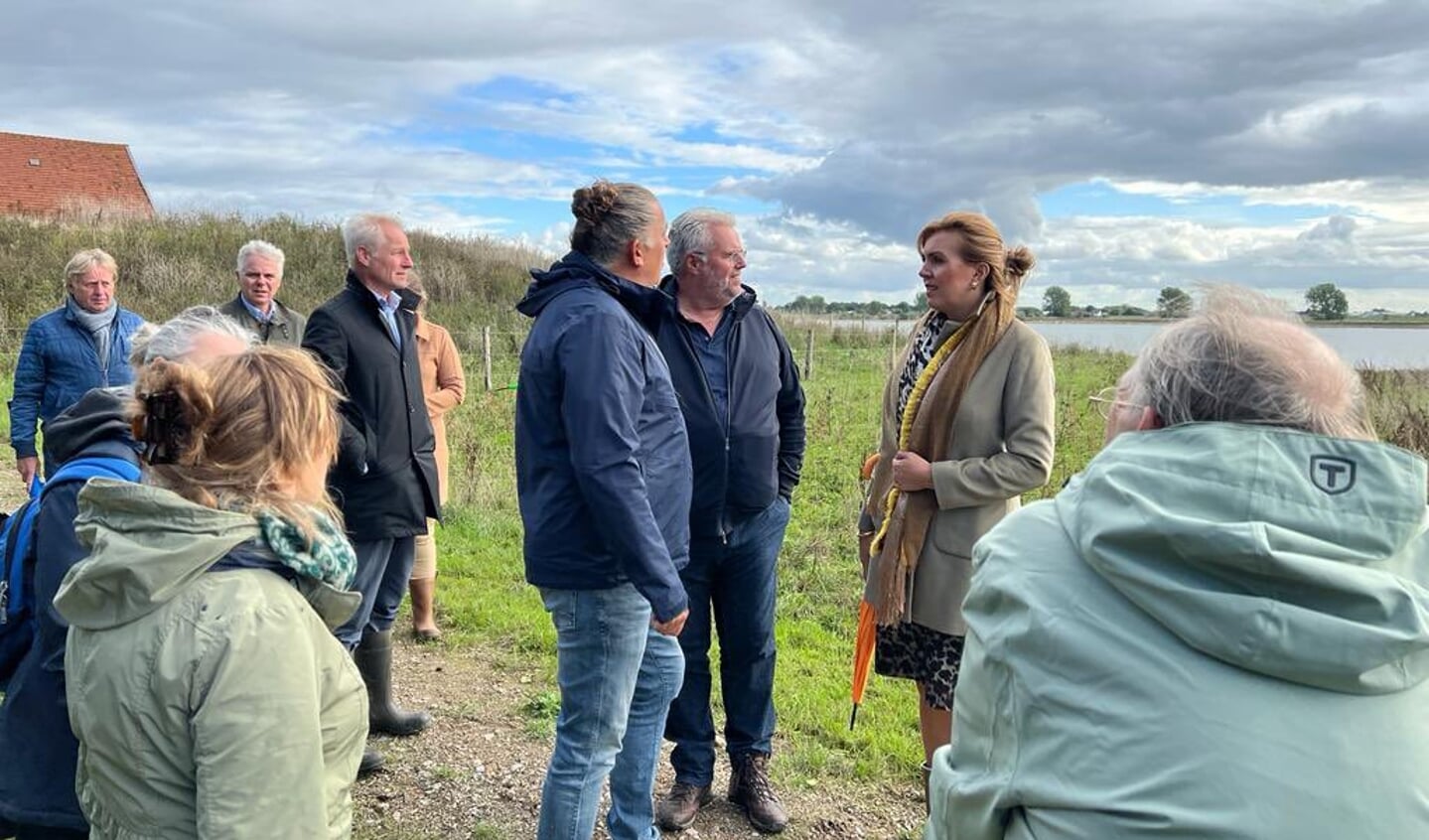 Staatssecretaris Vivianne Heijnen in gesprek met bewoners.