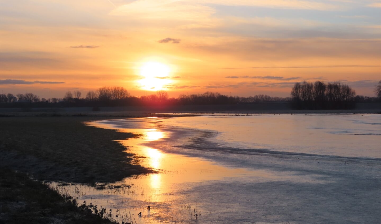 de dag begon met een mooie zonsopkomst en dat bij hoog water in de uiterwaarden tussen Ewijk en Winssen in