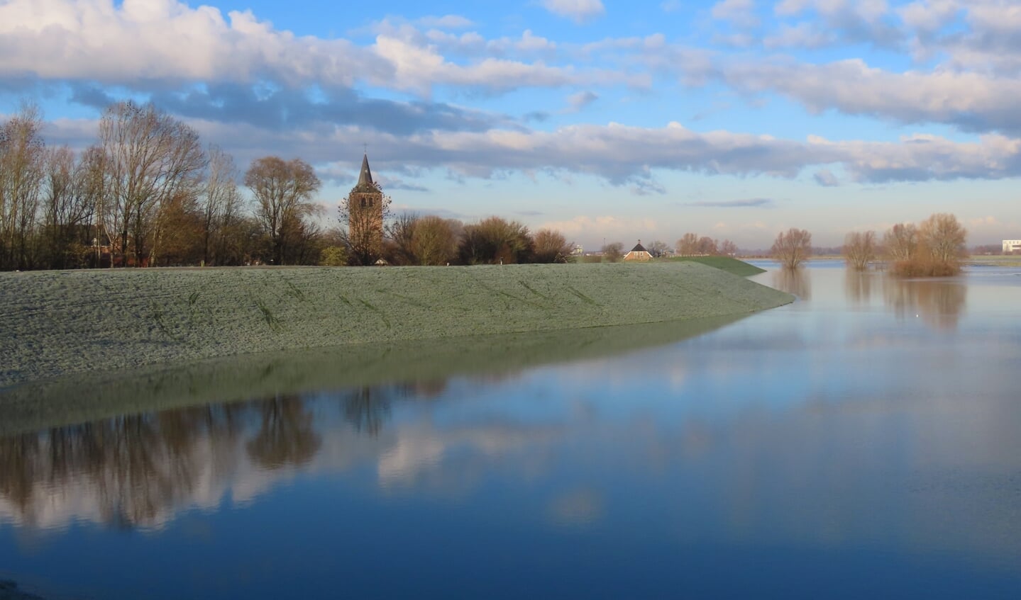 Ook bij Winssen de weilanden voor de dijk (vanaf de Waal) met water, mooie reflectie van wolken in het water.