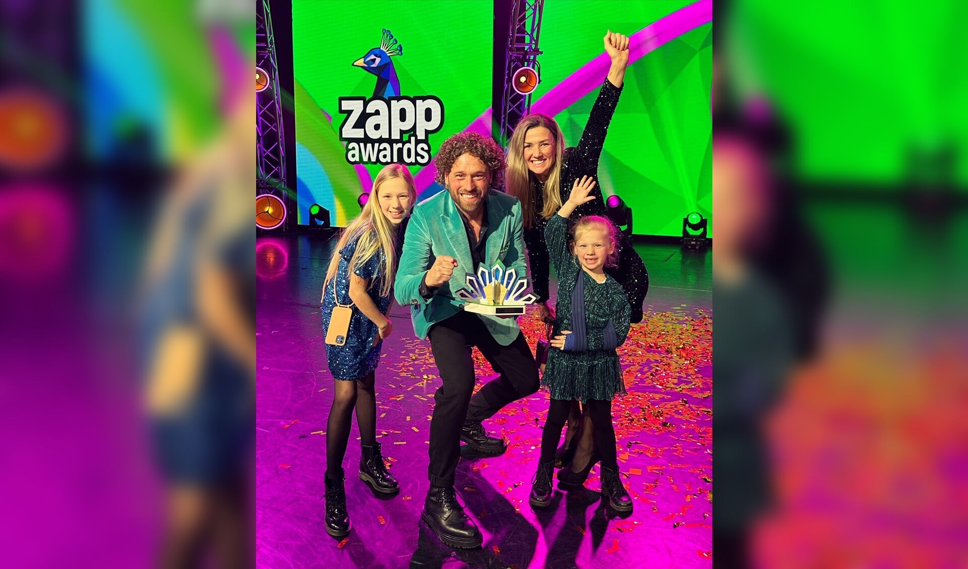 Meester Jesper met zijn vrouw en kinderen bij de Zapp awards