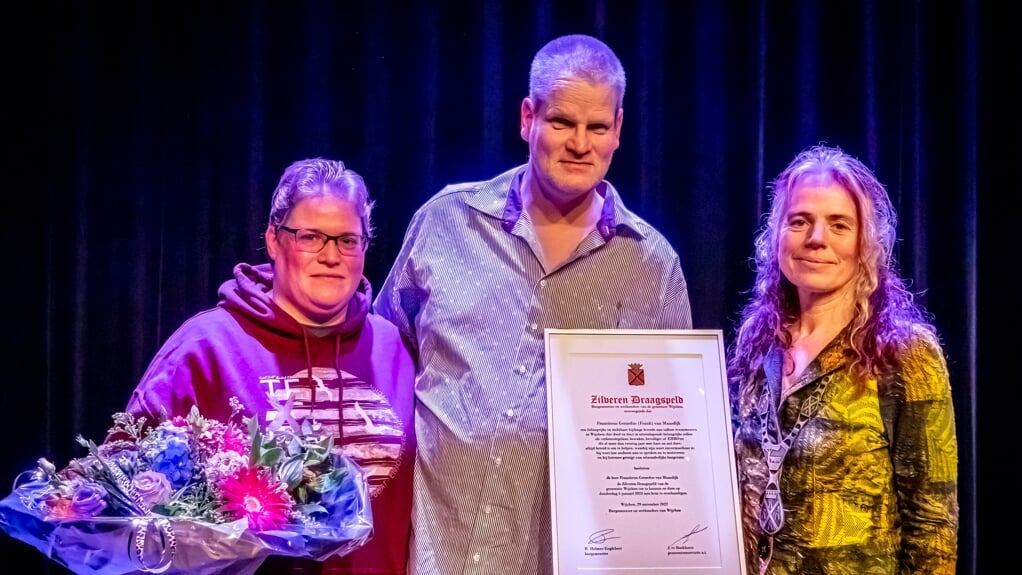 Frank van Maasdijk (m) ontving een Zilveren Draagspeld uit handen van burgemeester Renske Helmer-Englebert.