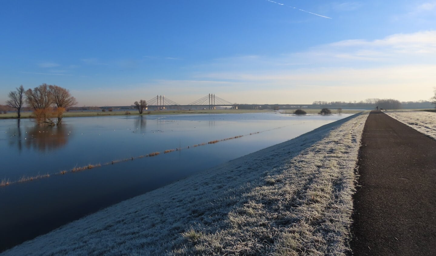 op de dijk ri. Ewijk met de Tacitusbrug in de verte, en rijp in de velden.