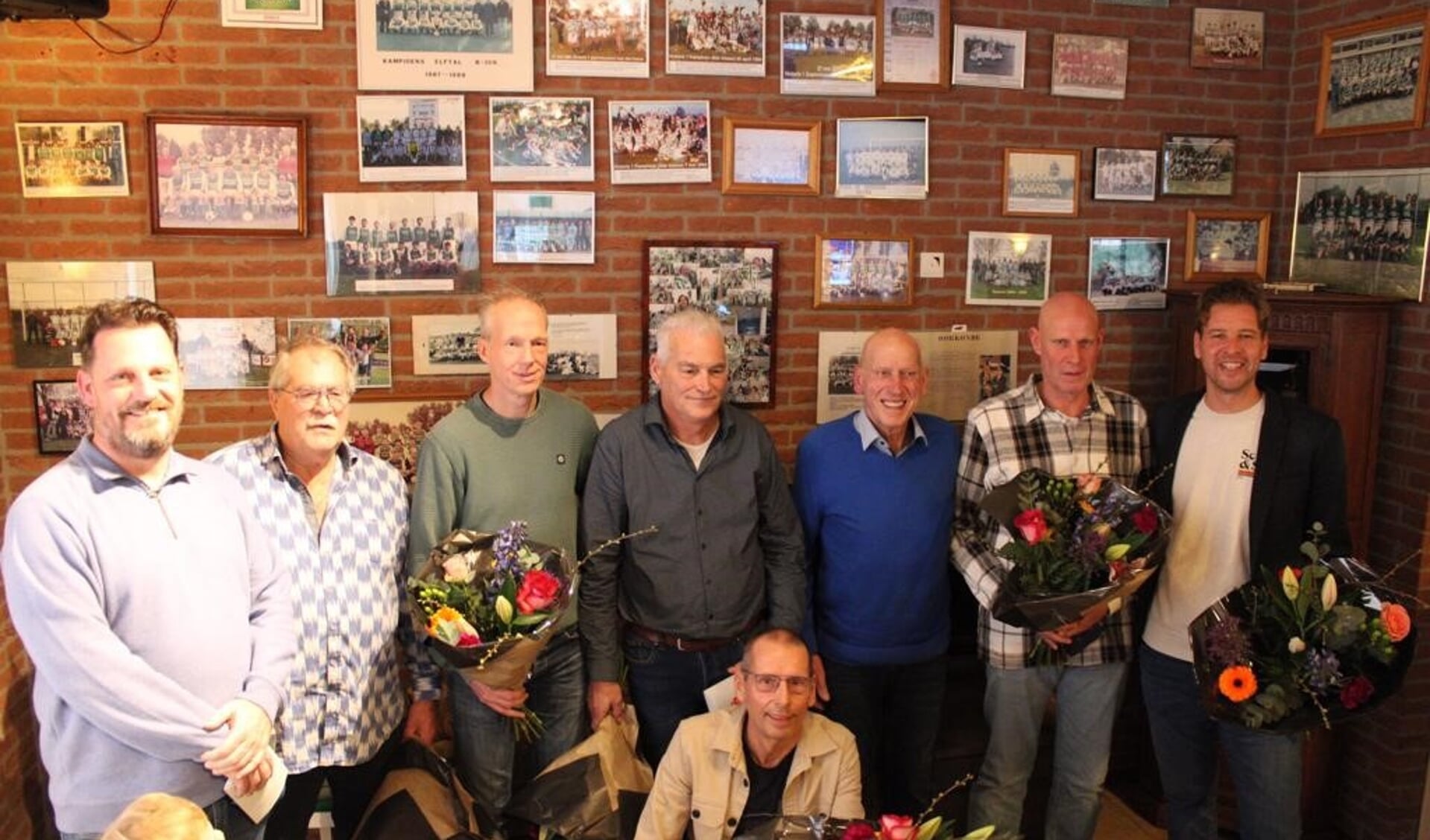 Bovenaan van links naar rechts: Remco van Geffen, Henk Leenders, Pascal Croonen, Riny van Hensbergen, Thijs van Sommeren, Frans van Mook, Cas Driessen en Hans van Hees.