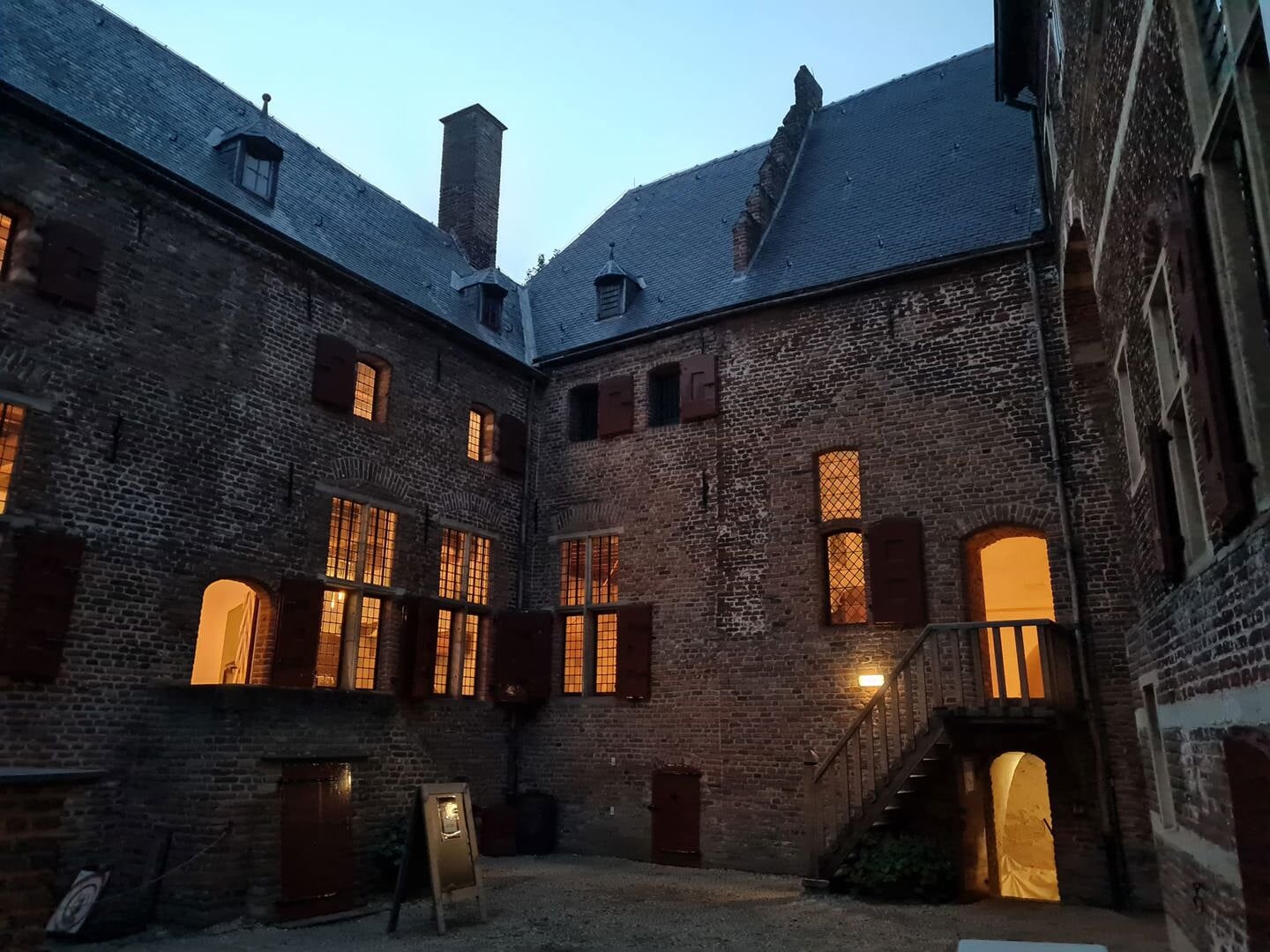 Kasteel Hernen sfeervol verlicht.