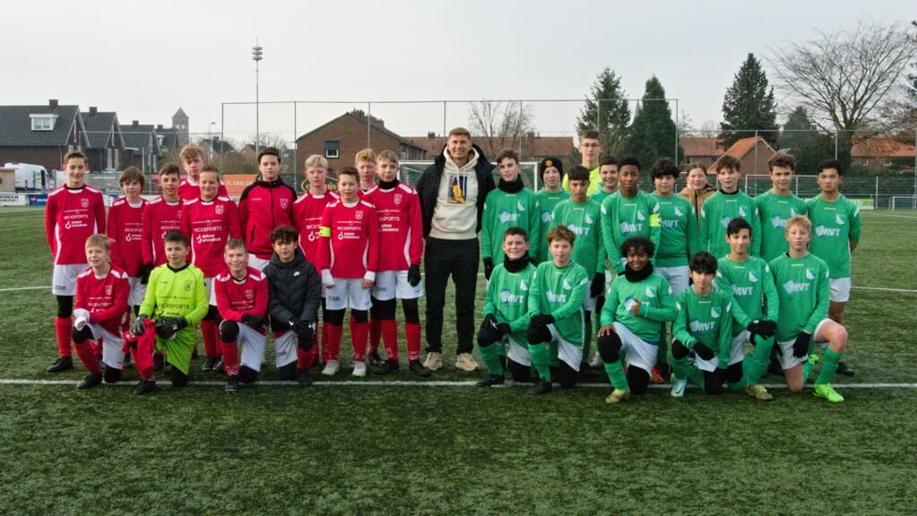 Evgeniy Levchenko met de voetballers uit Druten en Puiflijk.