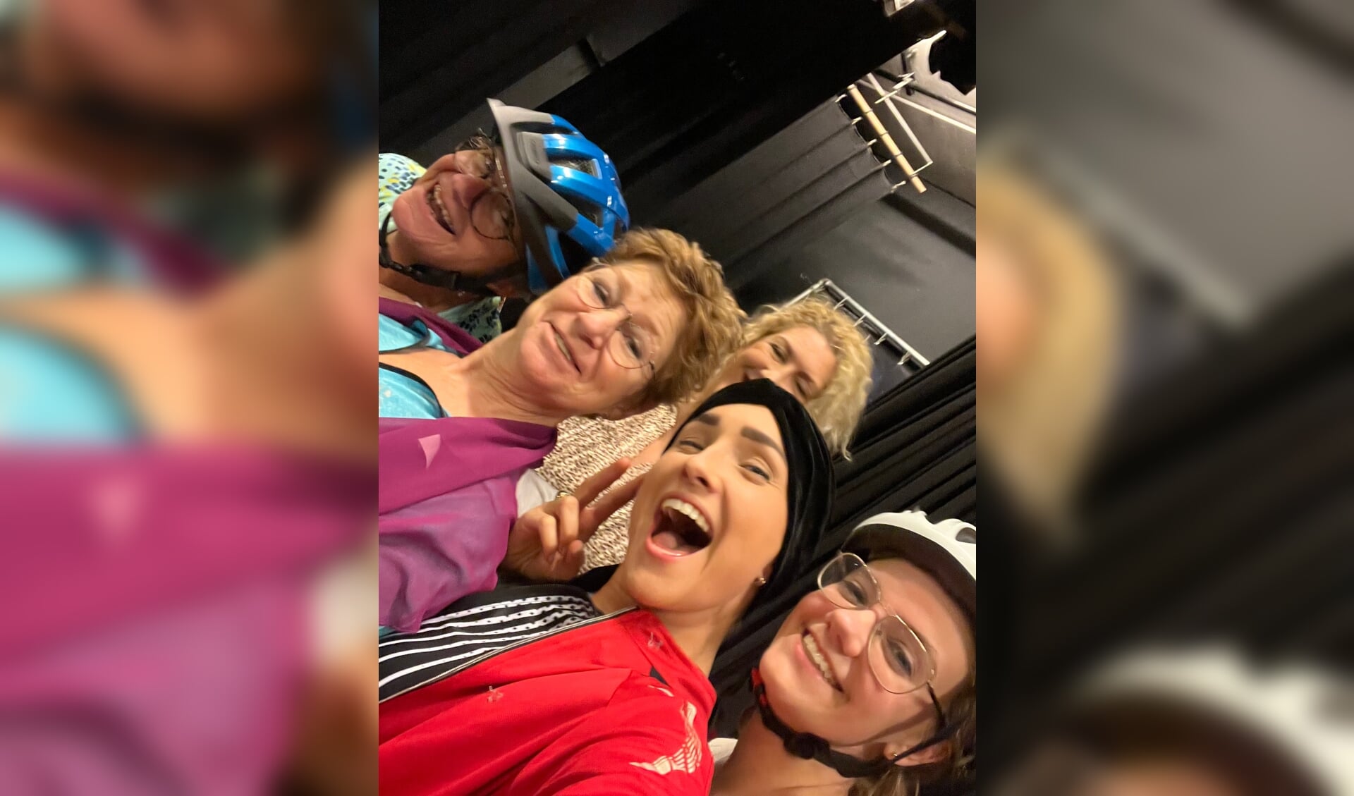 5 dames van Zadelpijn maken een tussenstop voor een selfie