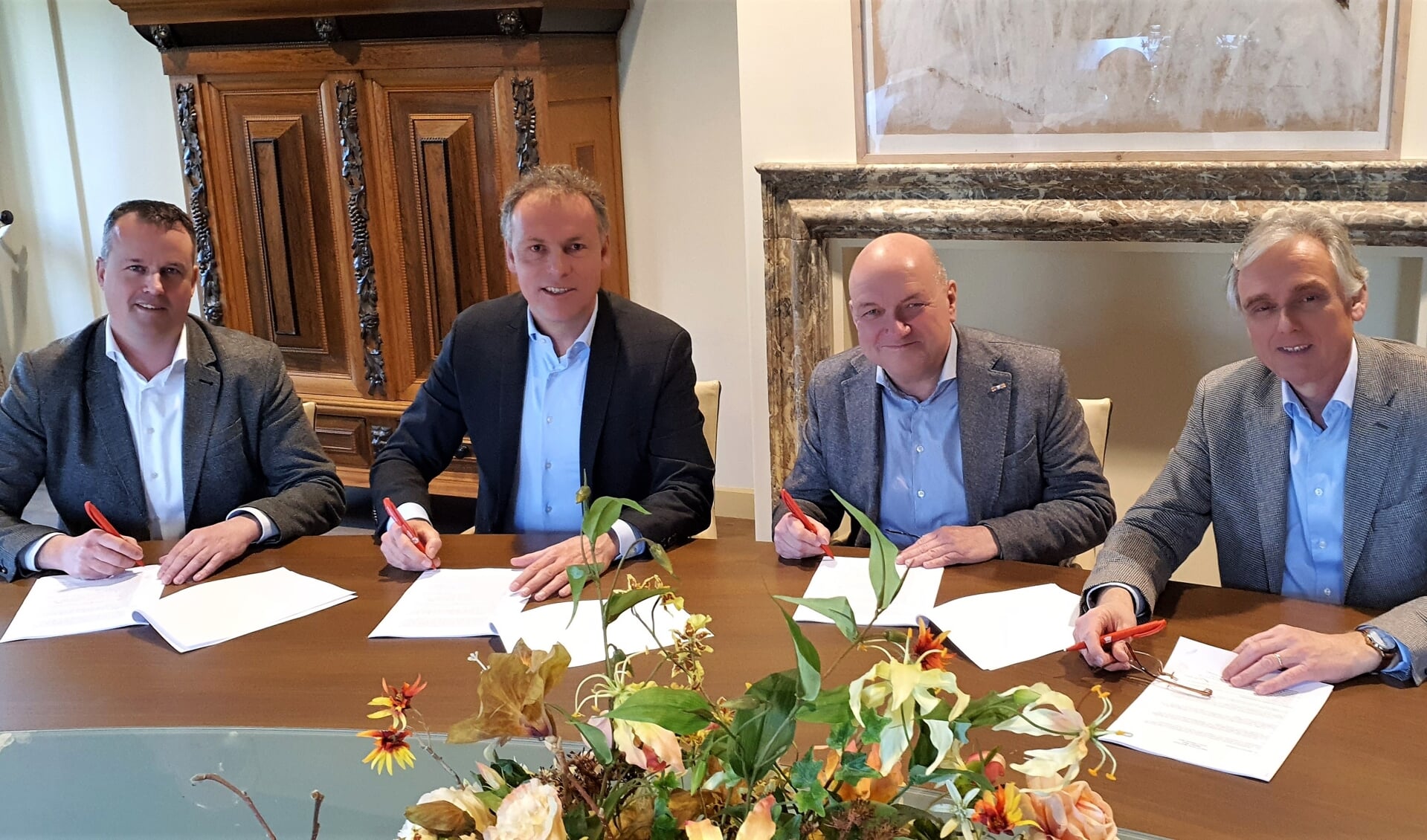 Stefan van Duijnhoven (Van de Klok), Geert Gerrits (wethouder gemeente Wijchen), Michiel Dankers (N.V. Niba Beheer) en Piet Jansen (Jansen Bouwontwikkeling) ondertekenen overeenkomst nieuwbouwplannen Wijchen-West.