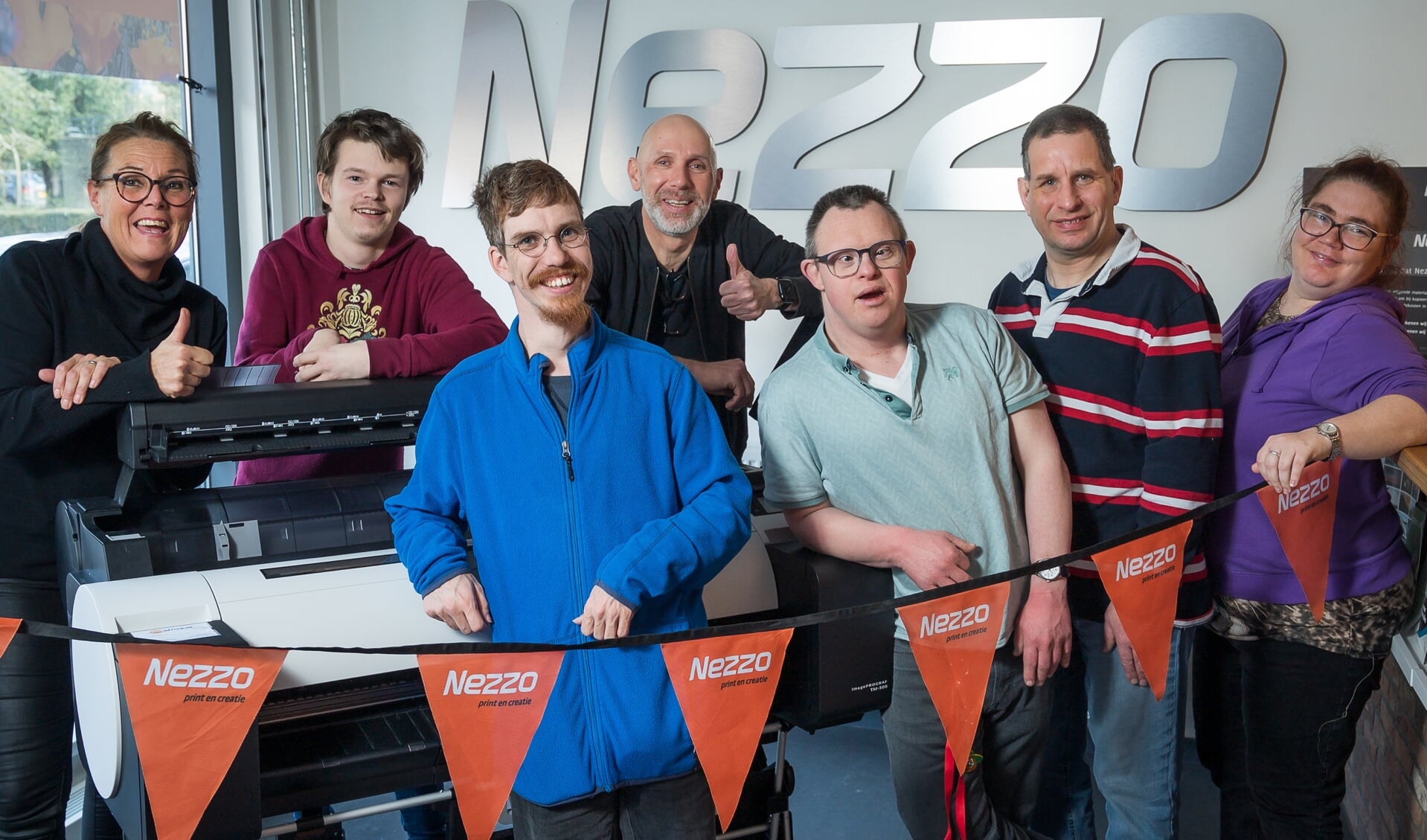 Een deel van het team van Nezzo print & creatie, met middenin Gert-Jan.
